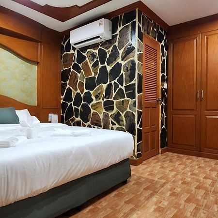 Arya Suites Patong Beach Exterior photo
