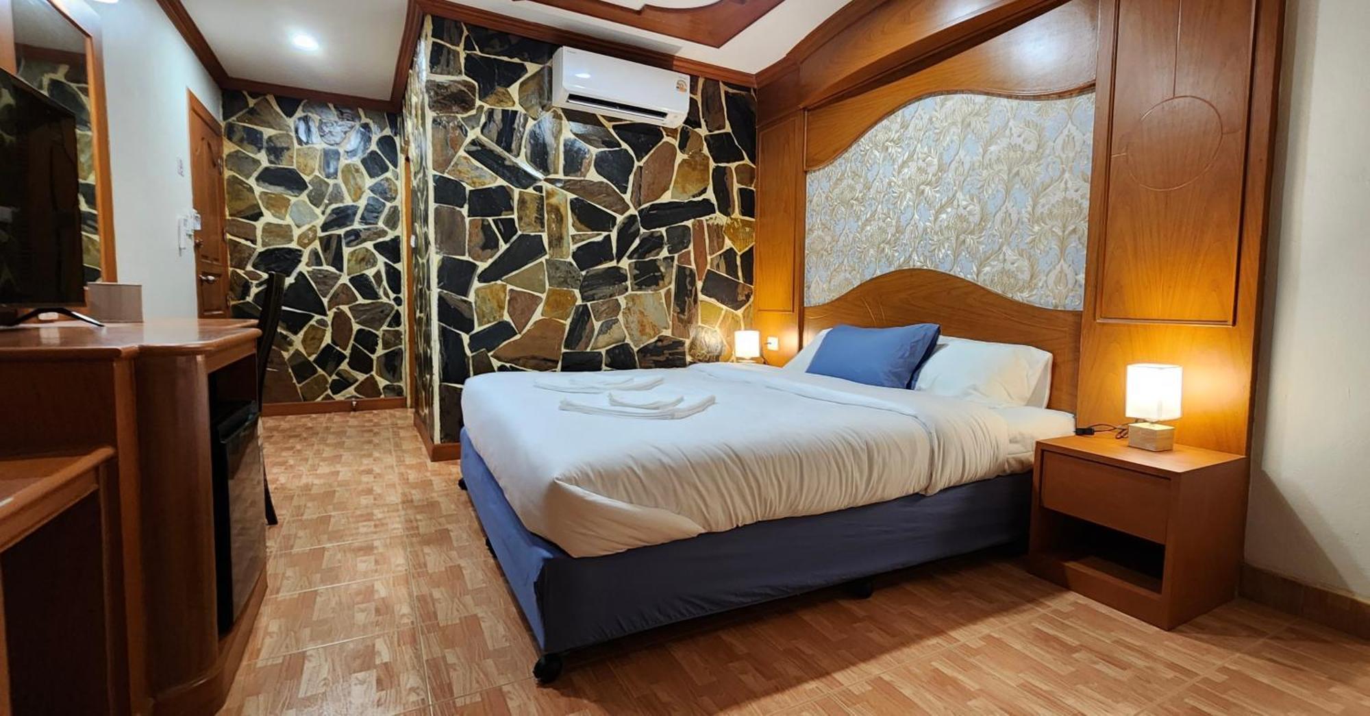Arya Suites Patong Beach Exterior photo