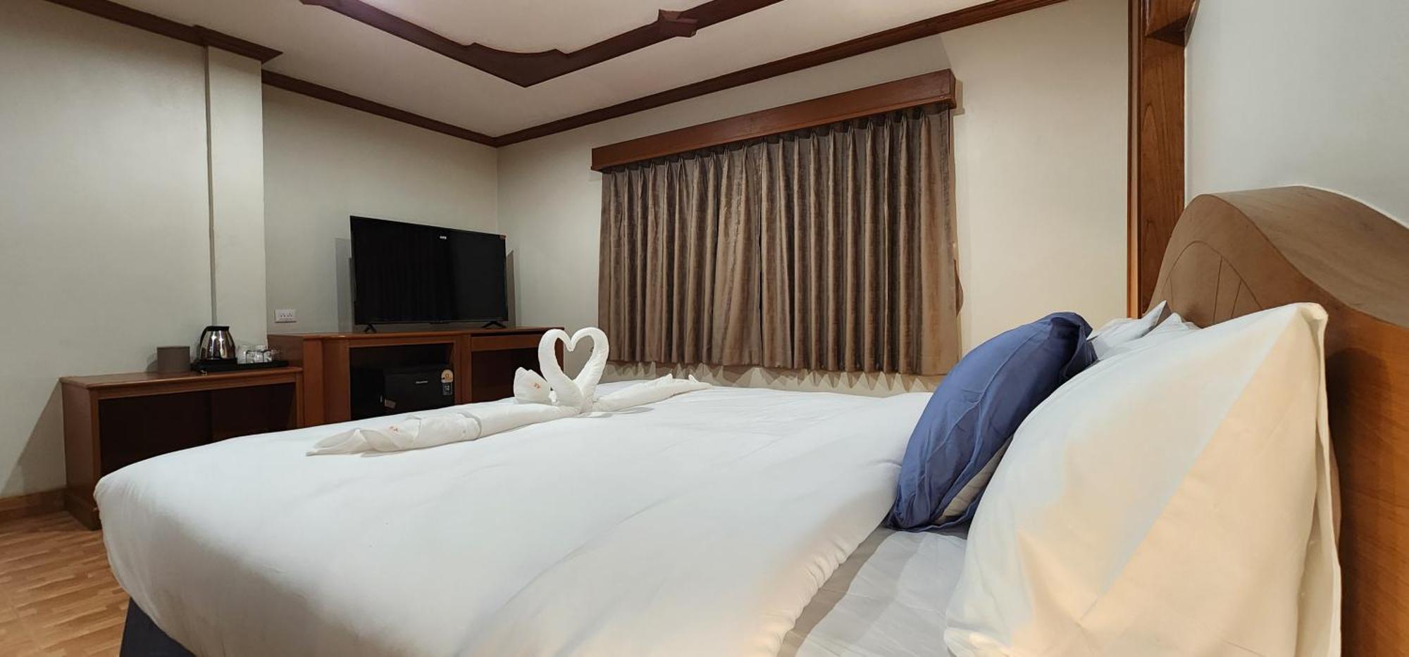Arya Suites Patong Beach Exterior photo